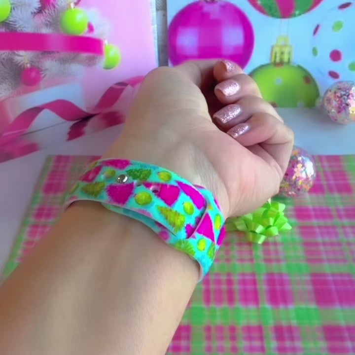 Video: Merry & Bright, Totally! Samsung Galaxy Watch band worn on the wrist, then shown on a pink jewelry box